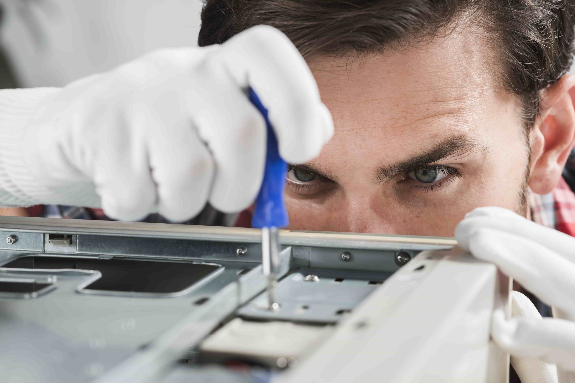 close-up-male-technician-repairing-cpu-with-screwdriver-min
